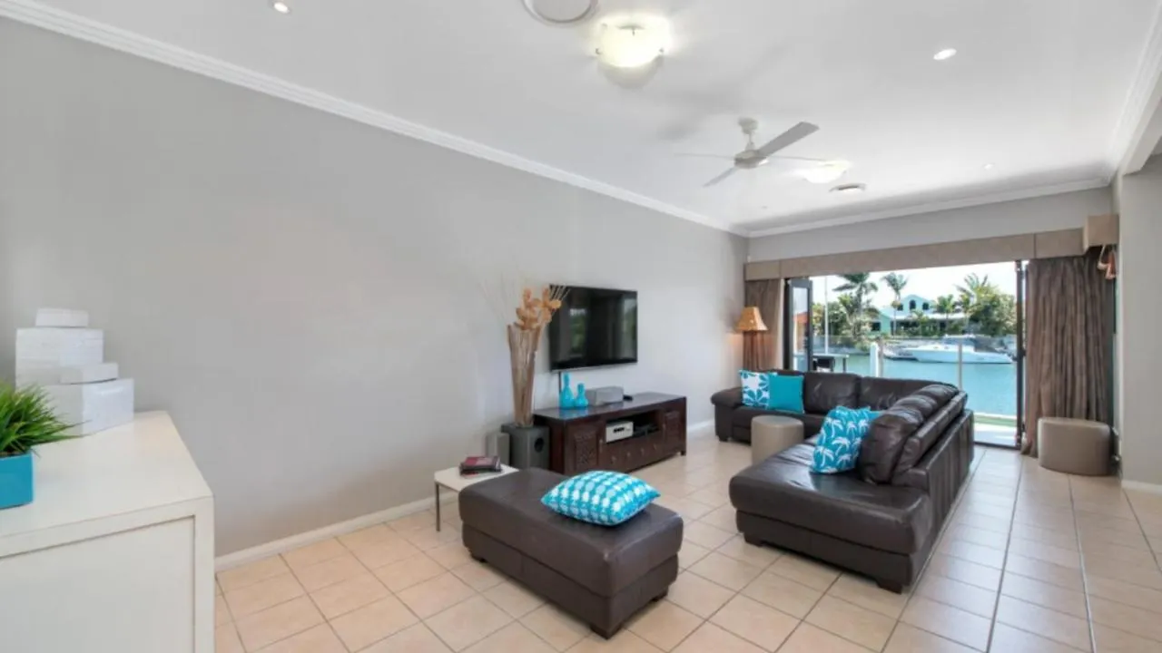 Spacious Canal Home With Pool Banksia Beach Ausztrália