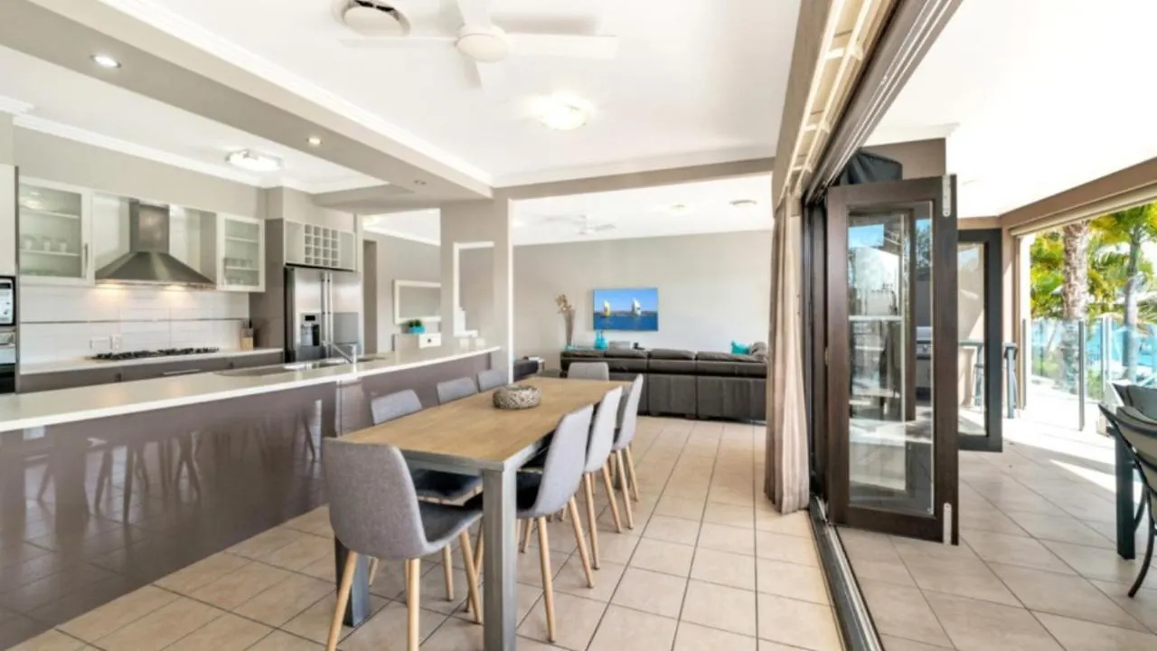 Spacious Canal Home With Pool Banksia Beach