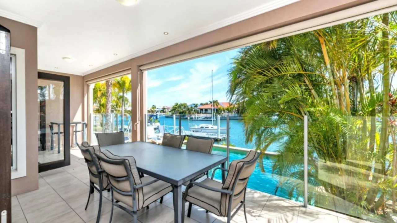 Spacious Canal Home With Pool Banksia Beach Nyaraló